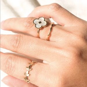 ❗️SOLD ❗️Clover Mother Pearl Ring